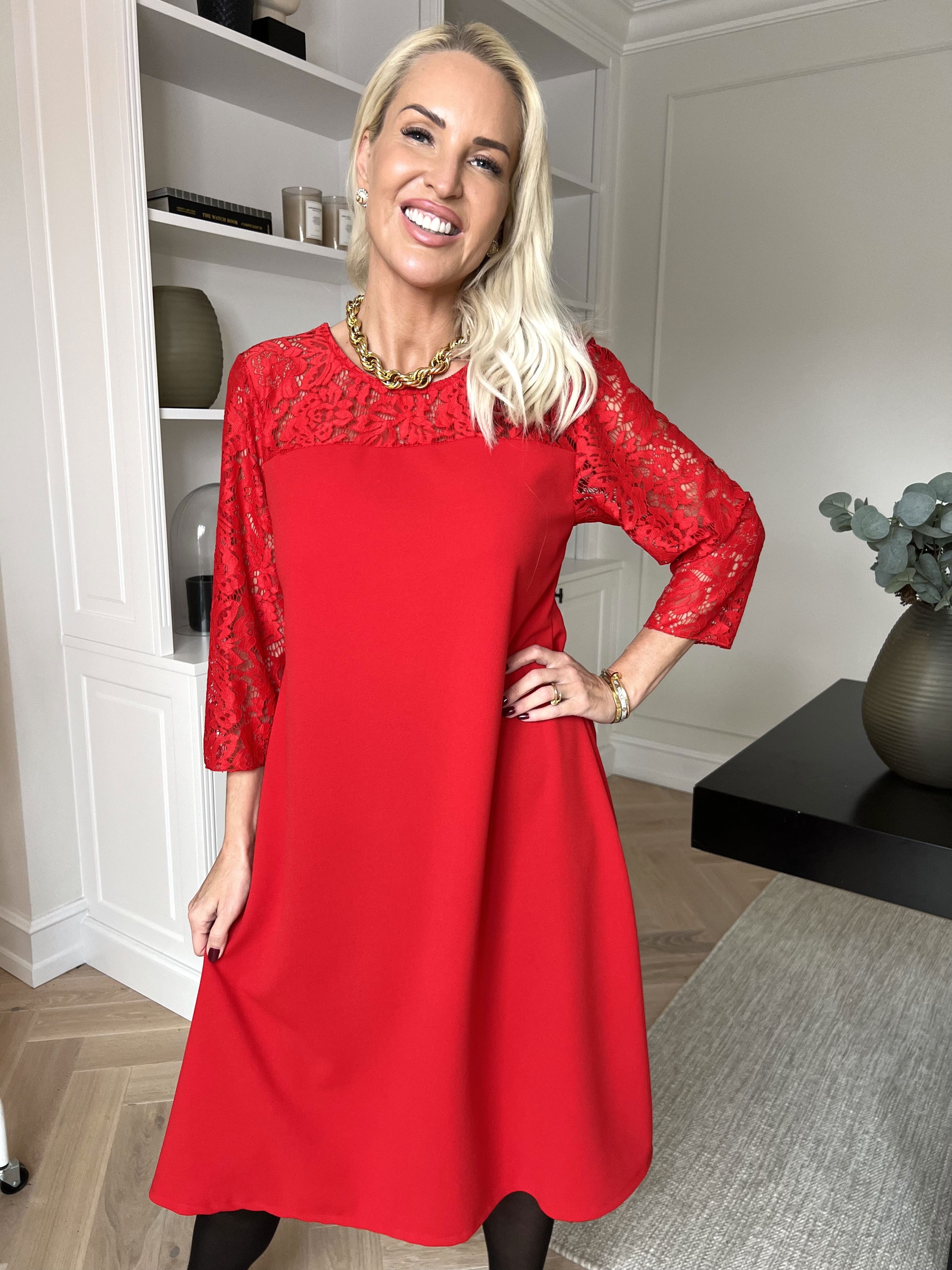 Sassi - Elegant kjole med smukke blondeærmer